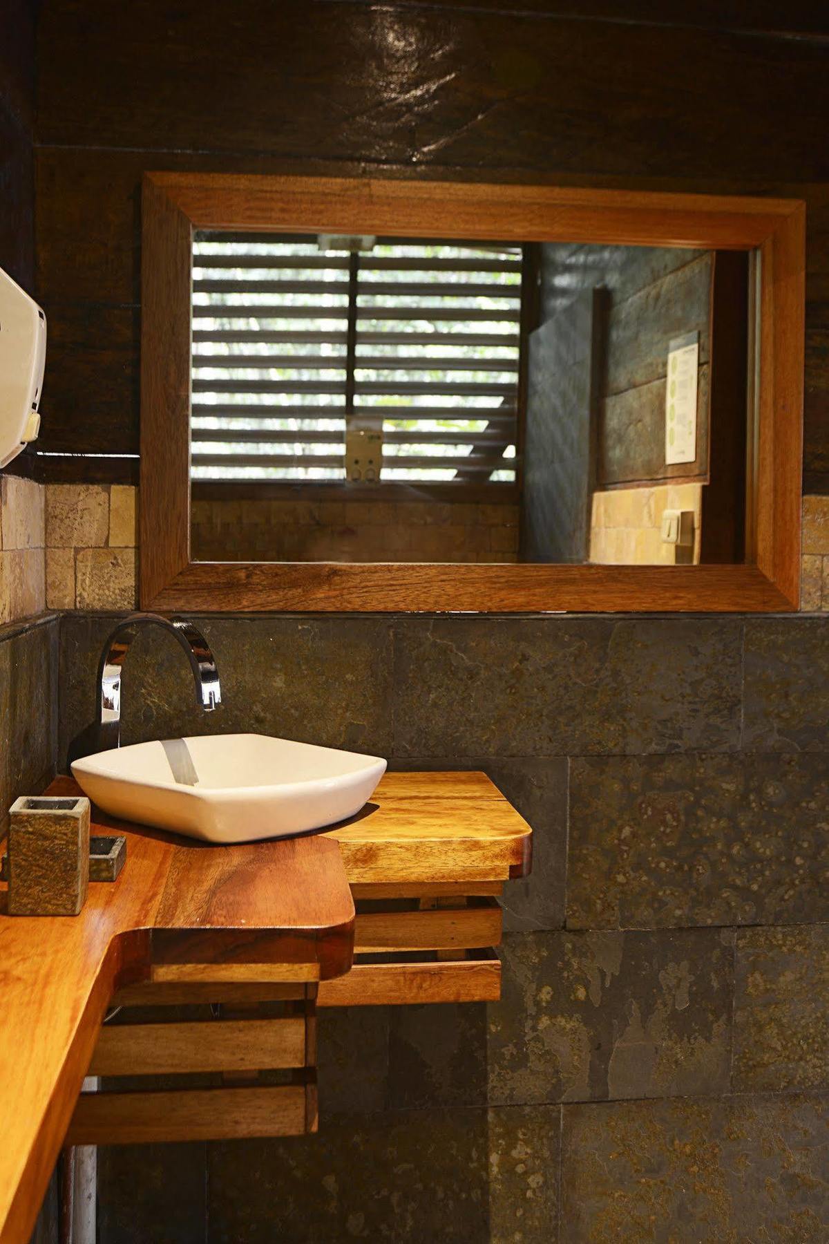 Jamu Lodge Puerto Montufar ภายนอก รูปภาพ